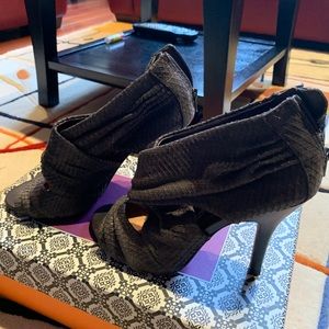 NWOT Isola Snakeskin Balta 4 inch heel peep toe